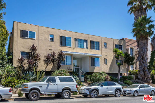 1330 S Barrington Avenue, Los Angeles CA: https://media.crmls.org/mediaz/da5c5415-6b28-4c90-9a03-c1cef5442a5b.jpg
