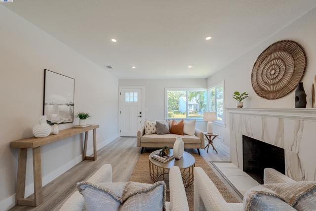 10007 Burr St, Oakland CA: https://media.crmls.org/mediaz/da5c9aec-2cc0-44e2-b6cc-389e87578074.jpg