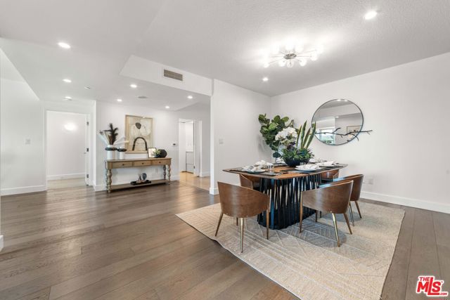 13600 Marina Pointe Drive, Marina del Rey CA: https://media.crmls.org/mediaz/da5d7a06-e399-4ebd-9553-8a872668b7af.jpg