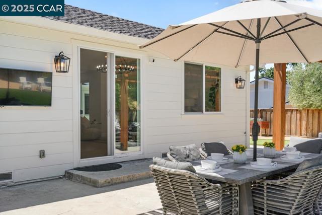 273 Valle Vista Dr, Danville CA: https://media.crmls.org/mediaz/da5d9c91-f7a1-400e-a9a9-d3ccf1d71b6a.jpg