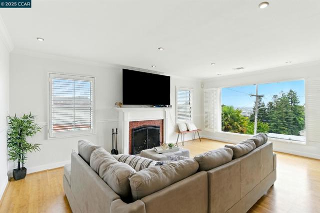 7968 Michigan Ave, Oakland CA: https://media.crmls.org/mediaz/da5dbee5-6d68-4049-902f-974f511333cd.jpg