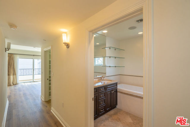 1529 S BEVERLY Drive, Los Angeles CA: https://media.crmls.org/mediaz/da5e1016-65ff-4fae-92e3-eed6305cacb9.jpg