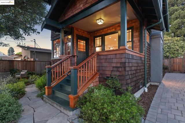 817 Curtis St, Albany CA: https://media.crmls.org/mediaz/da5fbe8e-18bb-468b-8d23-efa8e2067294.jpg