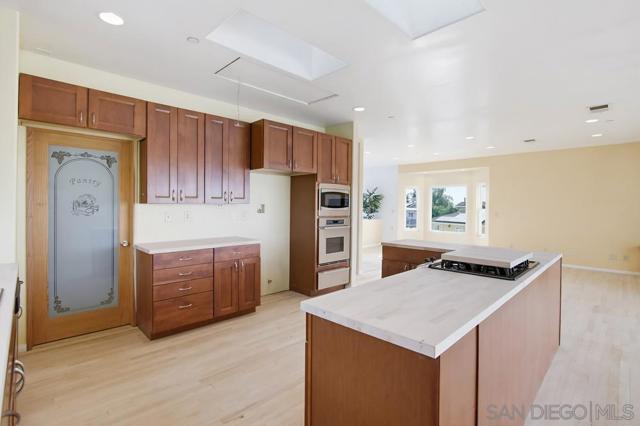 131 Scenic Dr, El Cajon CA: https://media.crmls.org/mediaz/da60ab40-ab0e-4d5a-8fb2-98c8db5c4e0b.jpg