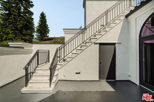 609 21st Place, Santa Monica CA: https://media.crmls.org/mediaz/da614ab8-6993-4f55-8cfa-5f86838ff8a9.jpg