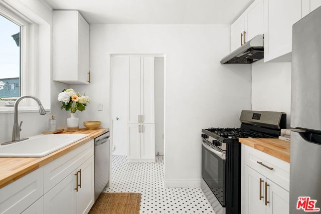 3340 Cardiff Avenue, Los Angeles CA: https://media.crmls.org/mediaz/da614fa9-97dd-46e8-9e00-fe03344161d1.jpg
