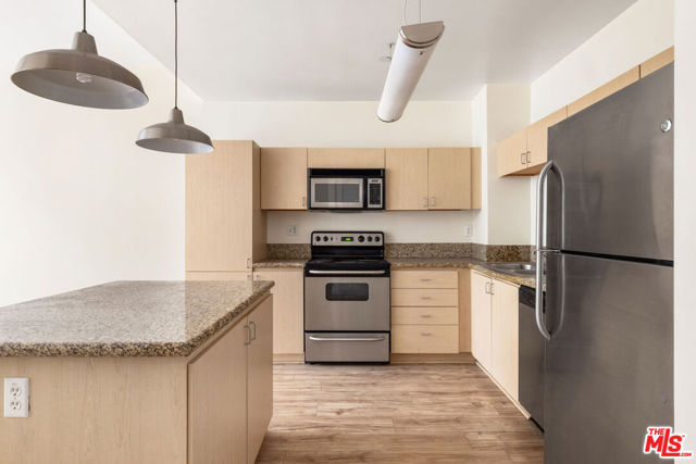 630 W 6th Street, Los Angeles CA: https://media.crmls.org/mediaz/da63e993-0aa2-4503-8484-e0b46609bb70.jpg