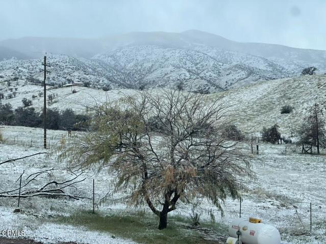 2170 Aliso Park Road, Cuyama CA: https://media.crmls.org/mediaz/da64ff53-245e-473a-b6c5-808168916089.jpg