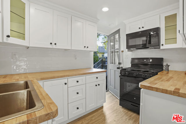 1326 Cordova Avenue, Glendale CA: https://media.crmls.org/mediaz/da6516ab-2b55-472b-9bd4-128913cf377f.jpg