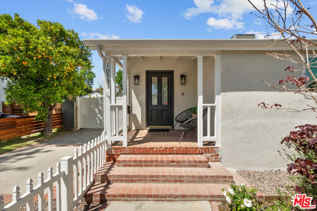 10531 Woodbridge Street, Toluca Lake CA: https://media.crmls.org/mediaz/da65bbce-47a4-4425-9229-2c3b51cf2161.jpg