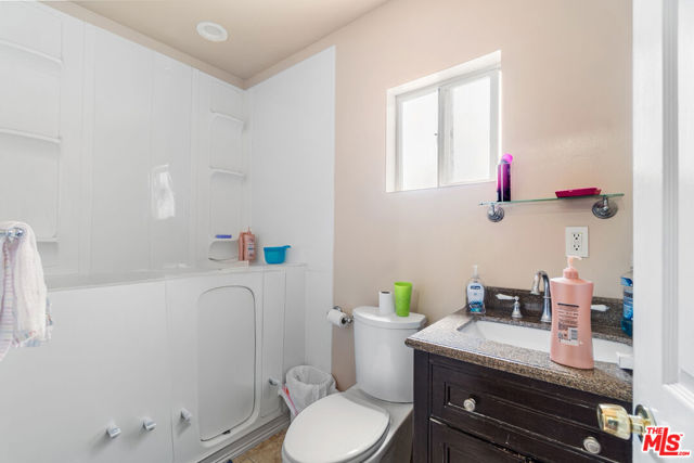 3300 Garden Avenue, Los Angeles CA: https://media.crmls.org/mediaz/da65d793-2c4c-44db-9e55-93c019ca7a05.jpg