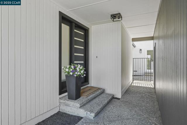 3233 Lucas Circle, Lafayette CA: https://media.crmls.org/mediaz/da66499a-c7c9-4a16-817b-31c3b3993715.jpg