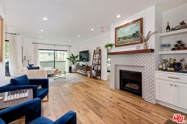 1131 12th Street, Santa Monica CA: https://media.crmls.org/mediaz/da66819e-5dee-4859-84bf-3aa3628900a7.jpg