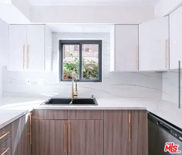 1609 Veteran Avenue, Los Angeles CA: https://media.crmls.org/mediaz/da669296-b171-4266-b85f-b1229389a022.jpg