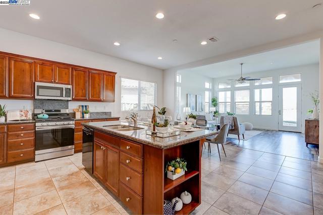 1440 Riva Trigoso Dr, Manteca CA: https://media.crmls.org/mediaz/da67184a-d016-4241-ae52-531de6e5b25f.jpg