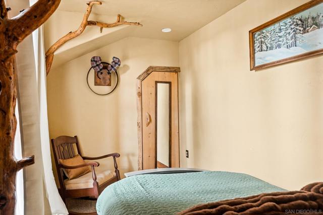 43133 Sheephorn Rd, Big Bear CA: https://media.crmls.org/mediaz/da672c79-63f8-452c-b59b-de22257a66cd.jpg