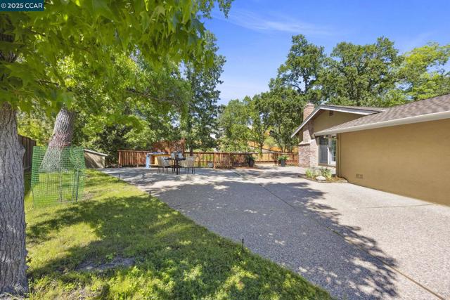 38 Oakdene Ct, Walnut Creek CA: https://media.crmls.org/mediaz/da676238-7371-41af-881c-8dcdaabd50e8.jpg