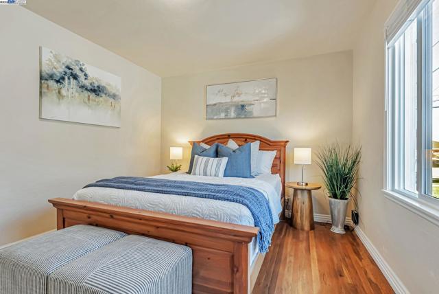 10500 Byron Ave, Oakland CA: https://media.crmls.org/mediaz/da678872-5c31-4f34-8de2-17fad347c9a8.jpg