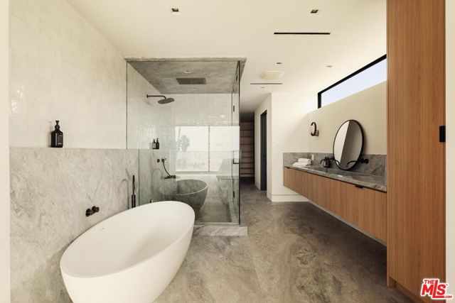 2205 Ocean Front Walk, Venice CA: https://media.crmls.org/mediaz/da67ae5f-75a3-4bf2-a3be-33aa8808251c.jpg