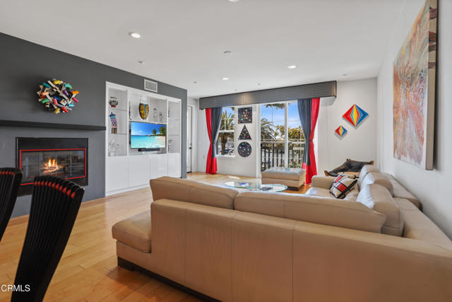 1524 Seabridge Lane, Oxnard CA: https://media.crmls.org/mediaz/da687b10-7abb-4e5b-a23b-e26d4559419d.jpg