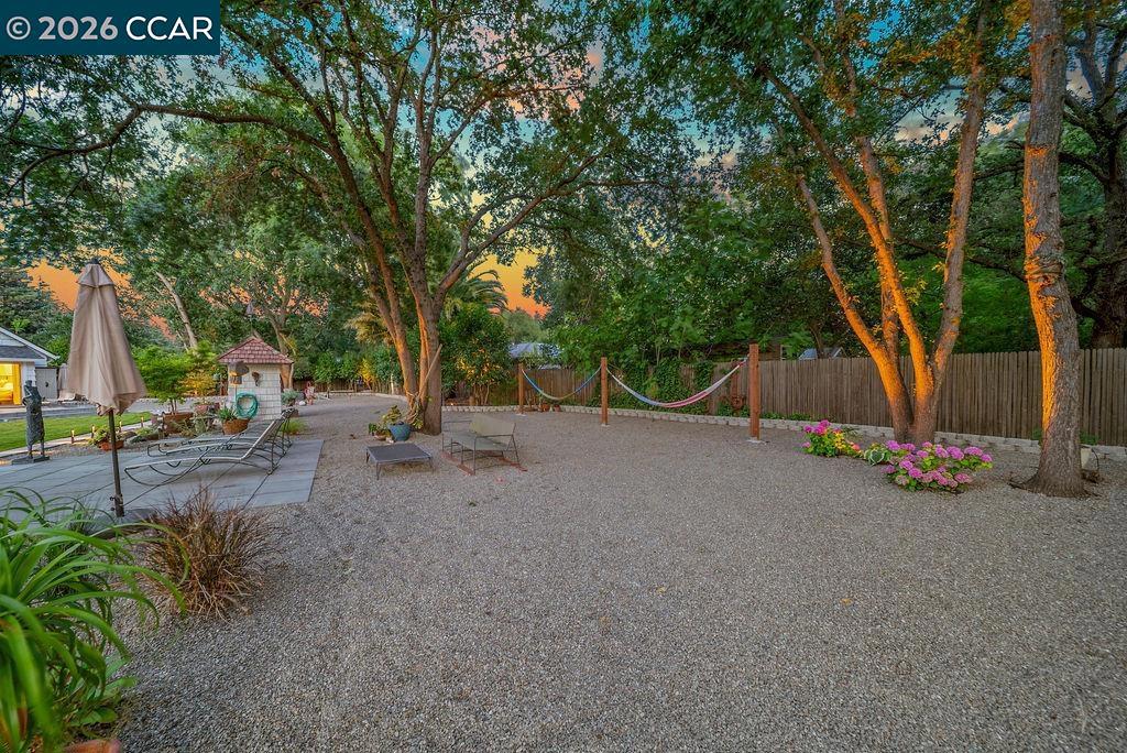 https://media.crmls.org/mediaz/da6961a6-8ecb-4290-bebf-e704d843a1cd.jpg?preset=X-Large