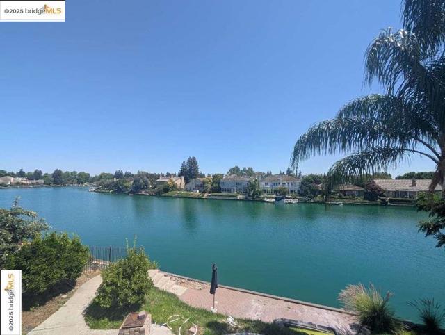 4958 Bay View CIR, Stockton CA: https://media.crmls.org/mediaz/da698c0d-87f1-4c46-8793-ee4e4801267c.jpg