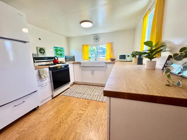 2120 N Pacific Avenue, Santa Cruz CA: https://media.crmls.org/mediaz/da6aa022-4427-4144-9d5c-61ec4e377c35.jpg