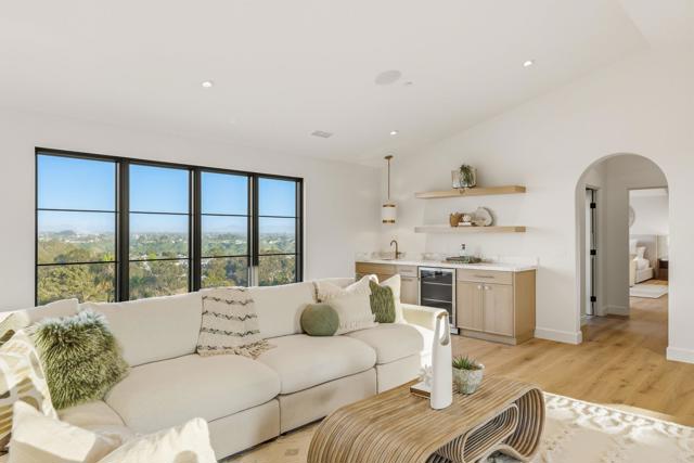 Detail Gallery Image 36 of 72 For 8341 La Jolla Scenic Dr, La Jolla,  CA 92037 - 5 Beds | 5/1 Baths