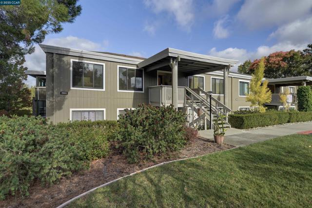 2900 Tice Creek Dr, Walnut Creek CA: https://media.crmls.org/mediaz/da6c6455-1430-4a20-9fde-b152aece80dc.jpg