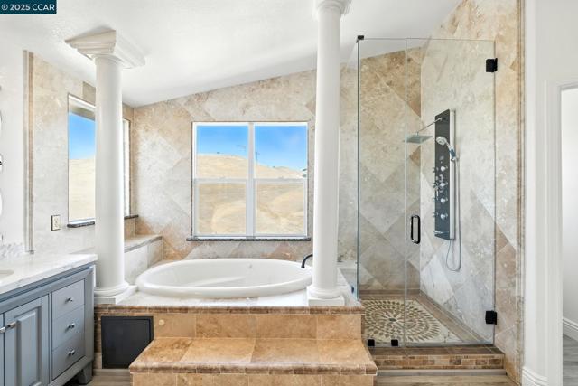 1023 Pebble Beach Dr, Clayton CA: https://media.crmls.org/mediaz/da6caef8-2eba-4bb5-b71c-92ee7815a6f8.jpg