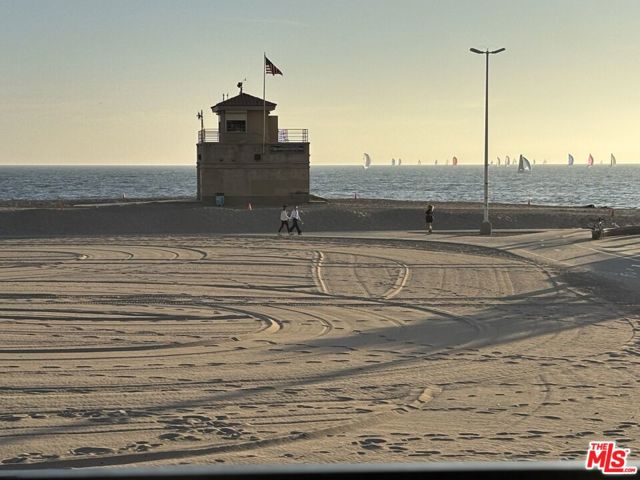 6935 Trolleyway, Playa del Rey CA: https://media.crmls.org/mediaz/da6ccabd-2ef6-4221-81f0-f0047bf6312c.jpg