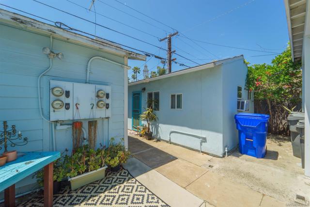 321 S Freeman, Oceanside CA: https://media.crmls.org/mediaz/da6cf77b-fb4d-4c46-b124-273e1ad72dcb.jpg