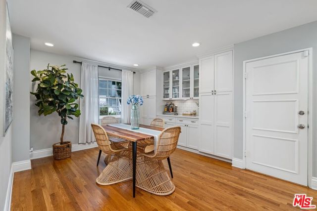 15257 Encanto Drive, Sherman Oaks CA: https://media.crmls.org/mediaz/da6d228e-67fe-49ae-99e0-c6247c1289a0.jpg