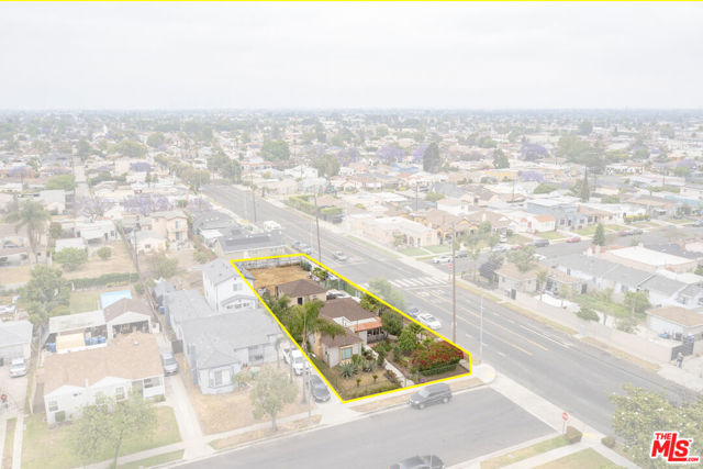 701 W 112th Street, Los Angeles CA: https://media.crmls.org/mediaz/da6df06e-19ac-417c-a6c9-5198d016ddb9.jpg