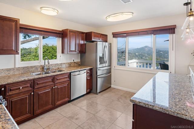 4258 Summit Drive, La Mesa CA: https://media.crmls.org/mediaz/da6df0a1-d951-4514-8879-43333d3c816f.jpg