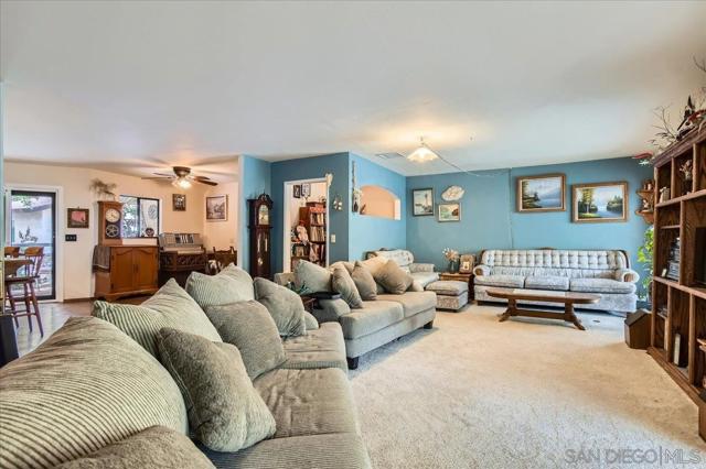 531 Silverbrook Dr, El Cajon CA: https://media.crmls.org/mediaz/da6eb65a-0dcc-4746-9bf0-a9d8d076c791.jpg
