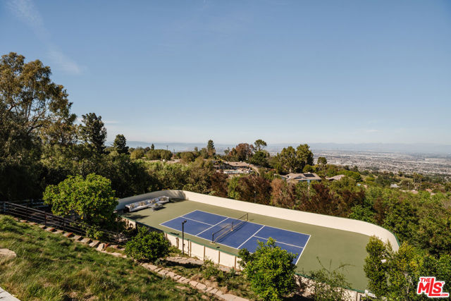 4 Buckboard Lane, Rolling Hills CA: https://media.crmls.org/mediaz/da6eb8ea-7c4c-407f-9ee0-b8771d4b4bdc.jpg