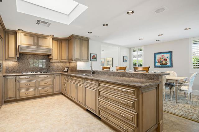 6 Oxford Court, Rancho Mirage CA: https://media.crmls.org/mediaz/da6f0cc5-5ac3-41e7-823e-c23cc36545a3.jpg