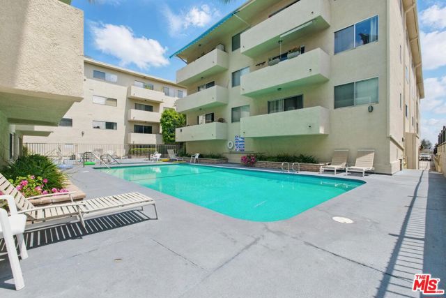 5400 Lindley Avenue, Encino CA: https://media.crmls.org/mediaz/da6f48a1-24a9-4019-8a40-f3705ad40bc0.jpg