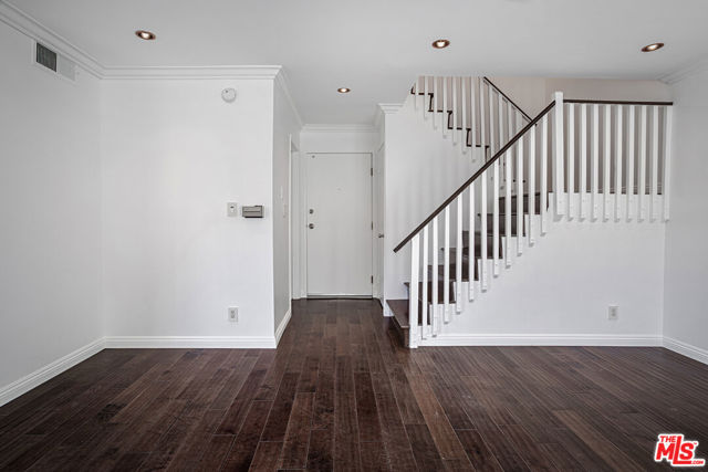 15002 Magnolia Boulevard, 4 photo 7