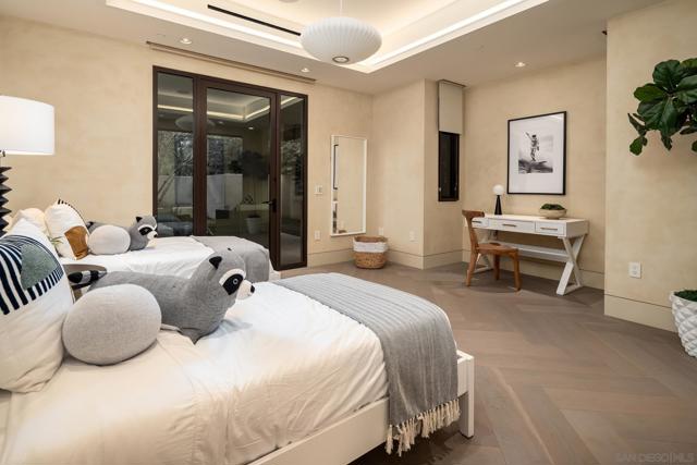 6005 La Jolla Scenic Dr S, La Jolla CA: https://media.crmls.org/mediaz/da71b1e7-c6b9-43c8-a8ec-414067a613e8.jpg