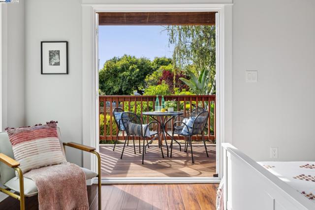 1525 Stanton St, Alameda CA: https://media.crmls.org/mediaz/da741a2f-536c-444a-a92b-b64f90cfc563.jpg