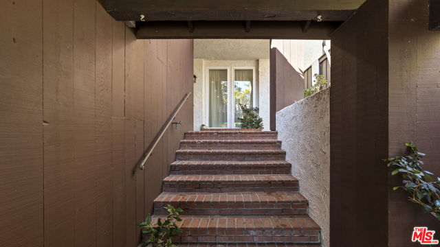 663 W Terrylynn Place, Long Beach CA: https://media.crmls.org/mediaz/da7460af-f83d-49e4-b95f-169ae07e16a5.jpg