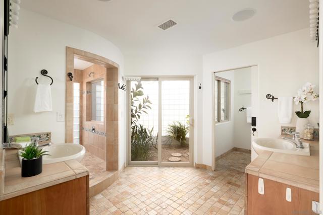 16204 Orchard Bend Rd, Poway CA: https://media.crmls.org/mediaz/da74643d-0160-4d8e-8918-ed19c19baea4.jpg