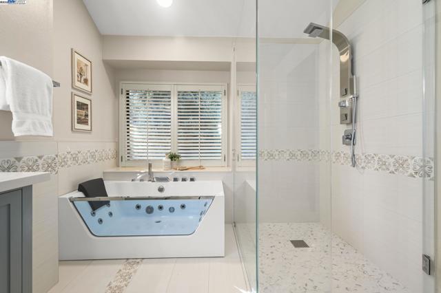 112 Kingswood Cir, Danville CA: https://media.crmls.org/mediaz/da748510-c05a-4dd7-ab7a-52d87322e577.jpg