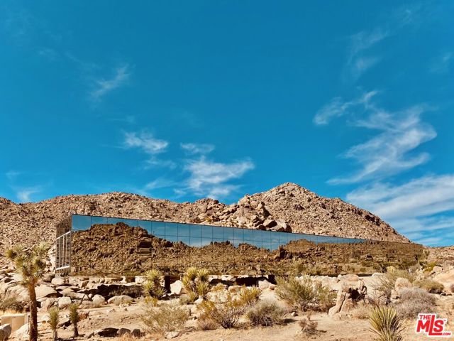 8198 Uphill Road, Joshua Tree CA: https://media.crmls.org/mediaz/da74be94-0a19-402b-931e-e71e20192b31.jpg