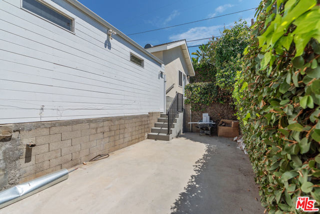 4632 Mioland Drive, Los Angeles CA: https://media.crmls.org/mediaz/da74fc33-8883-491a-b0cf-5ede84985147.jpg