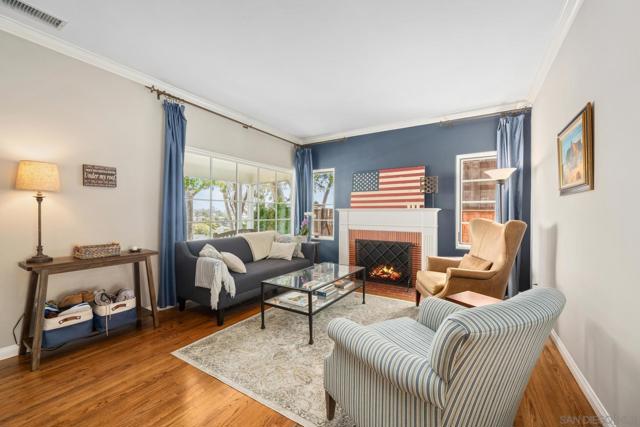3733 La Cresta Dr, San Diego CA: https://media.crmls.org/mediaz/da75b9ff-d45c-422e-b3a3-30ab54f1873b.jpg