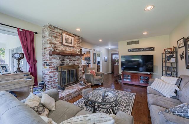 914 Junipero Way, Salinas CA: https://media.crmls.org/mediaz/da76ca02-b0b3-4dc7-b83a-fb2ea1961f9b.jpg