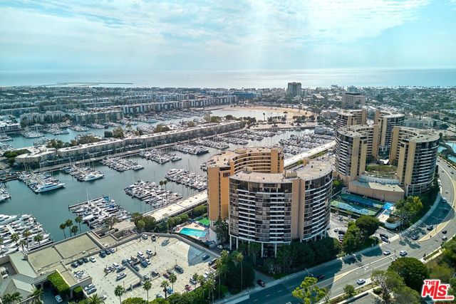 4337 Marina City Drive, Marina del Rey CA: https://media.crmls.org/mediaz/da76d782-0424-4e78-bf20-48b628f6af3b.jpg